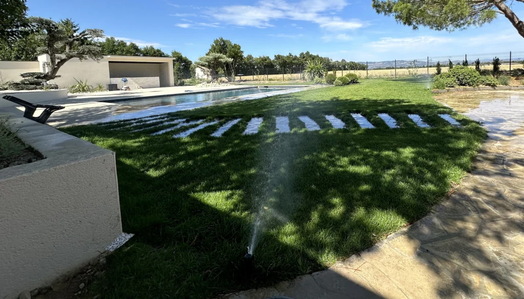 Pelouse et pas japonais le long de la piscine